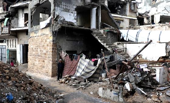 أضرار واسعة لحقت بالمباني السكنية في قطاع غزة، حيث تحاول عائلات العيش بين الأنقاض رغم مخاطر الانهيار.